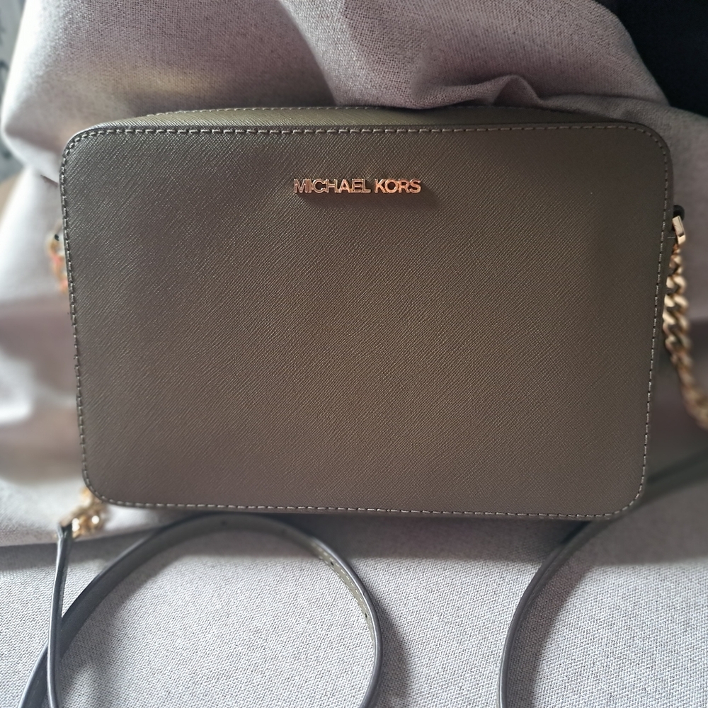 A beautiful michealkors purse still like new its only been used like 2 times